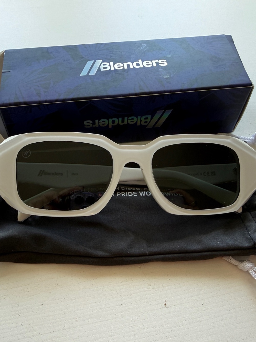 Blenders Eyewear Onyx Crystal Snow Sunglasses (Gloss White)